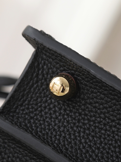 フェンディバッグ角部分ディテール